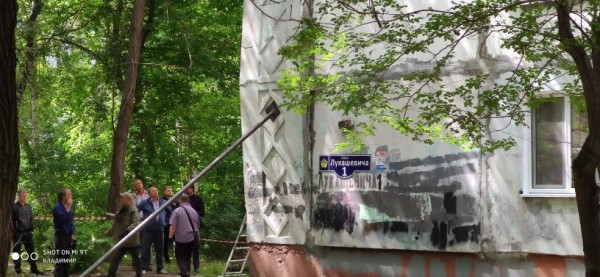 В жилой многоэтажке в Омске разошлись плиты