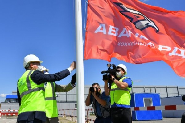 Арена за два года. На строительной площадке подняли флаг клуба