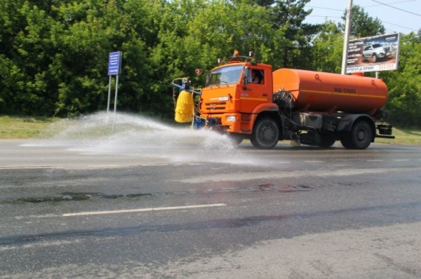 Чистота и порядок. Городские службы Омска полили цветы и очистили дороги