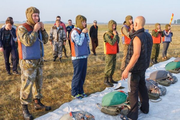 Шаг в неизвестность. День парашютиста отмечают в России