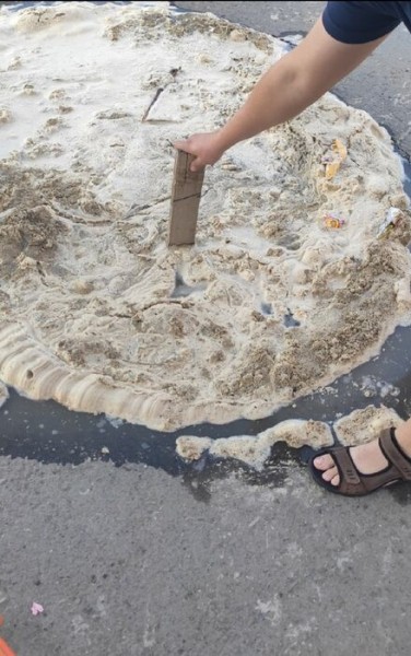 У кинотеатра "Первомайский" ребёнок провалился в лужу метровой глубины