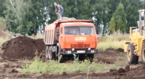 На окраине Омска устроили свалку и вывозят почву
