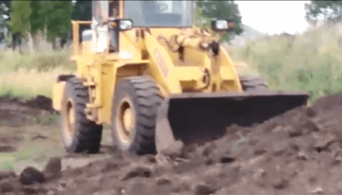 На окраине Омска устроили свалку и вывозят почву