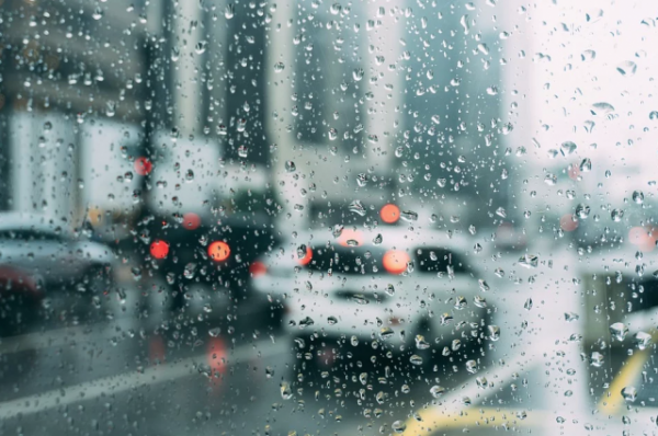 Омичей предупреждают об усилении ветра и дожде с грозой