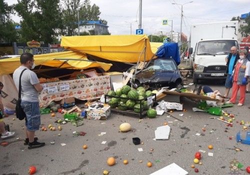 Появилось видео наезда Мерседеса на павильон в Омске