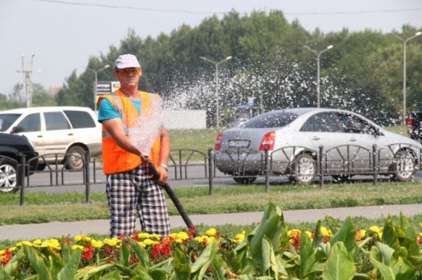Чистота и порядок. Городские службы Омска полили цветы и очистили дороги