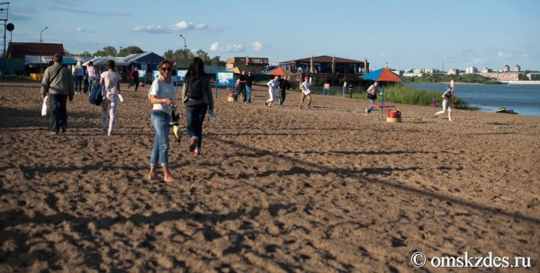 Омичи заполонили пляжи, позабыв про безопасность