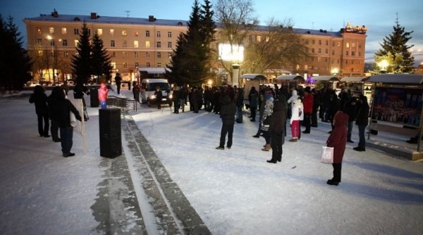 В Омске на Театральной площади прошел митинг за убитого спортсмена Ивана Климова