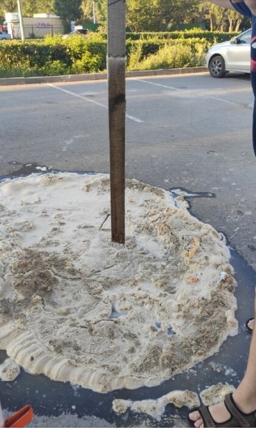 У кинотеатра "Первомайский" ребёнок провалился в лужу метровой глубины