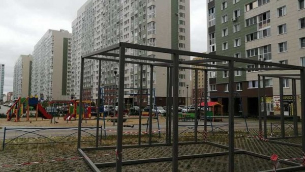 В Омске проверят законность установки киосков рядом с детской площадкой В Омске проверят законность установки киосков рядом с детской площадкой