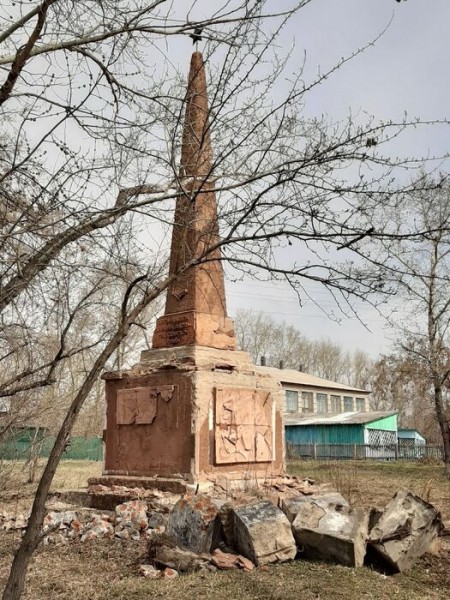 Омский мемориал героям гражданской войны "отремонтировали" профнастилом Омский мемориал героям гражданской войны "отремонтировали" профнастилом