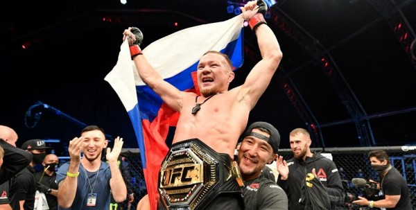 Омич Петр Ян завоевал титул чемпиона UFC