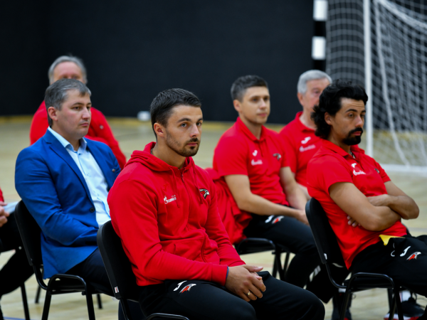 Флаг «Авангарда» установлен на стройплощадке «Арены Омск»
Флаг «Авангарда» установлен на стройплощадке «Арены Омск»