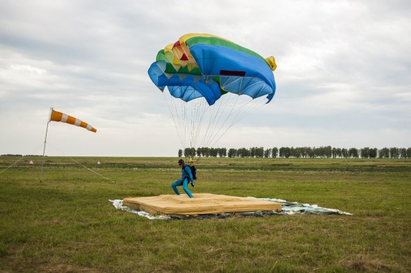 Шаг в неизвестность. День парашютиста отмечают в России