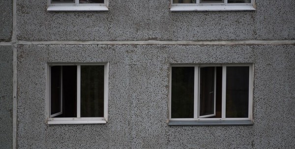 В Омской области за сутки из окон выпали двое детей