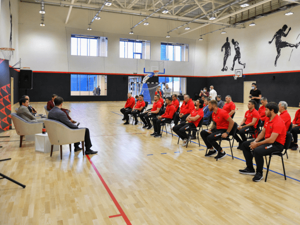 
        «Каждый должен заслужить место в составе первой команды». Пресс-конференция руководства ХК «Авангард»
      