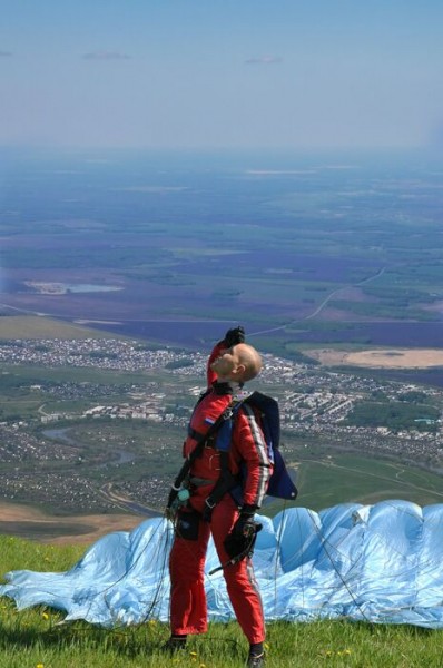 Шаг в неизвестность. День парашютиста отмечают в России