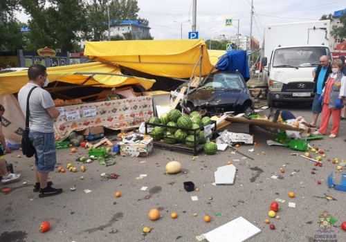 В Омске иномарка «налетела» на торговый павильон — шесть человек ранено В Омске иномарка «налетела» на торговый павильон — шесть человек ранено