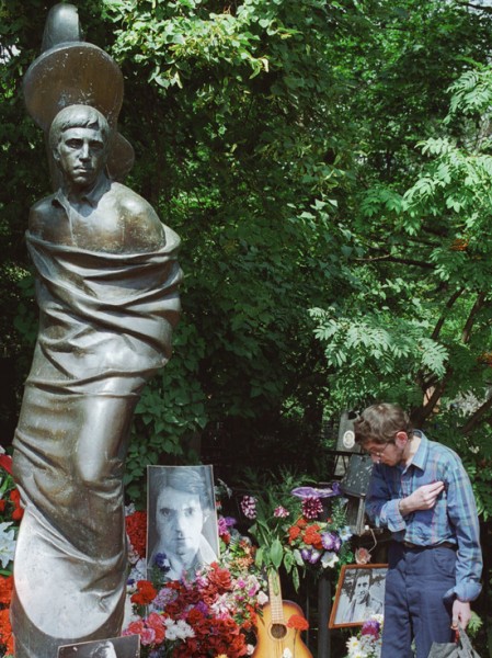 Никита Высоцкий объяснил изменения в памятнике на могиле отца