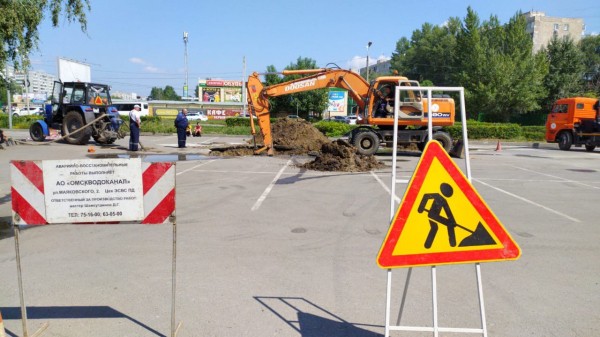 У кинотеатра "Первомайский" ребёнок провалился в лужу метровой глубины