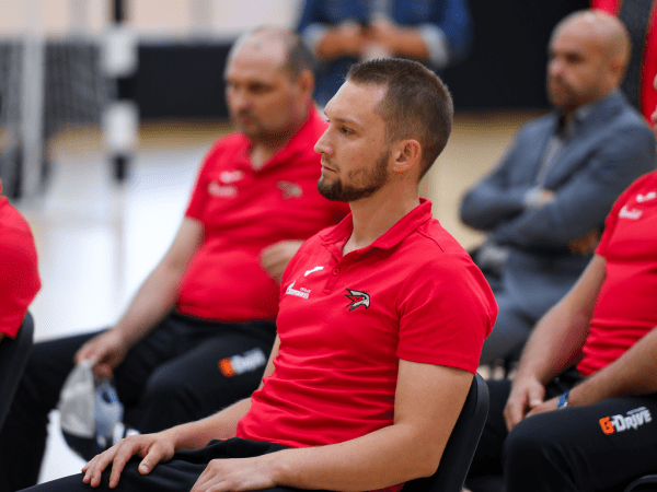 
        «Каждый должен заслужить место в составе первой команды». Пресс-конференция руководства ХК «Авангард»
      