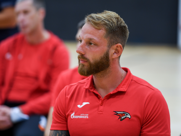 
        «Каждый должен заслужить место в составе первой команды». Пресс-конференция руководства ХК «Авангард»
      