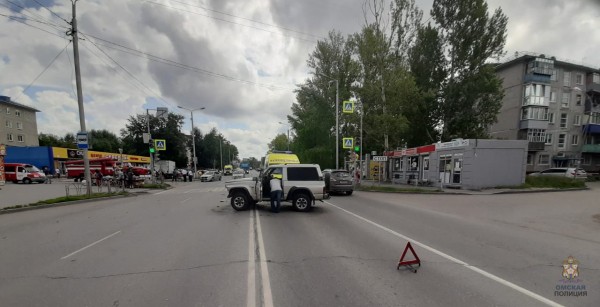Омский водитель снёс овощную палатку, пострадали 6 человек