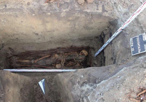 При строительстве госпиталя Минобороны в центре Омска разрушили древнее кладбище