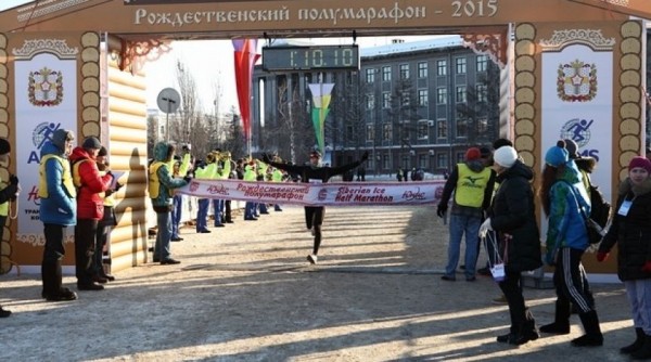 Шотландец с килтом и волынкой вновь выступит на Рождественском полумарафоне в Омске
