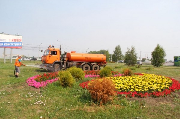 Чистота и порядок. Городские службы Омска полили цветы и очистили дороги