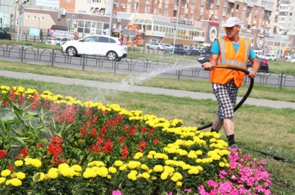 Чистота и порядок. Городские службы Омска полили цветы и очистили дороги