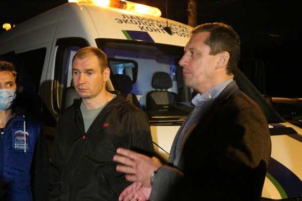 Ночные поиски сероводорода. Как омские депутаты ходили в рейд на промзону 