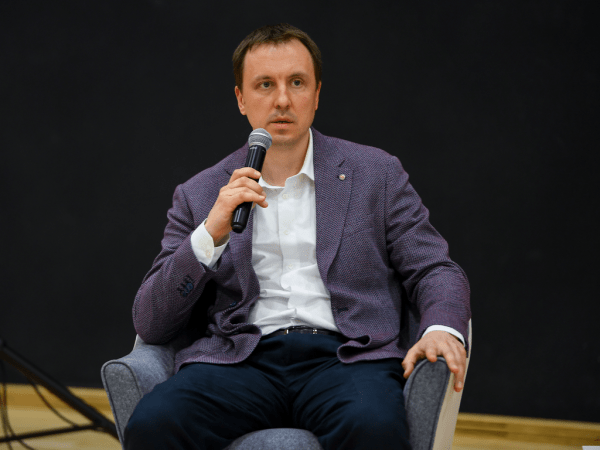 
        «Каждый должен заслужить место в составе первой команды». Пресс-конференция руководства ХК «Авангард»
      