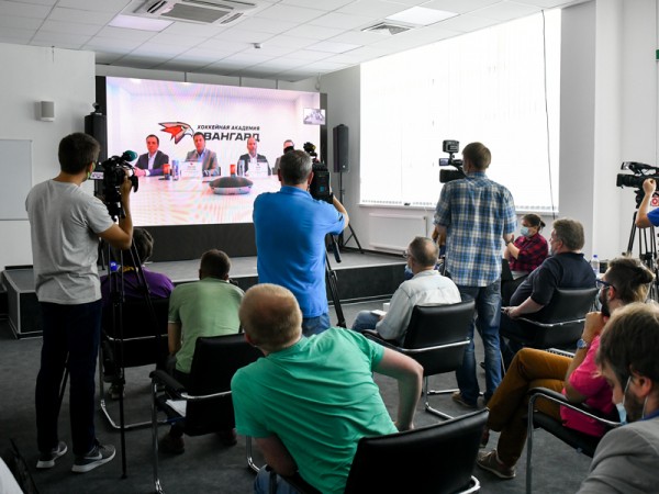 
        «Каждый должен заслужить место в составе первой команды». Пресс-конференция руководства ХК «Авангард»
      