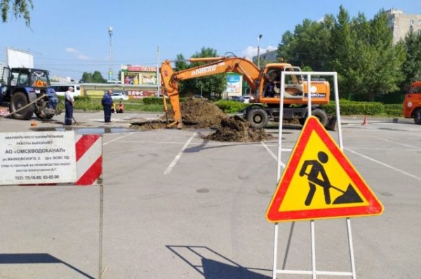 В Омске огородили опасную яму с водой у кинотеатра «Первомайский»