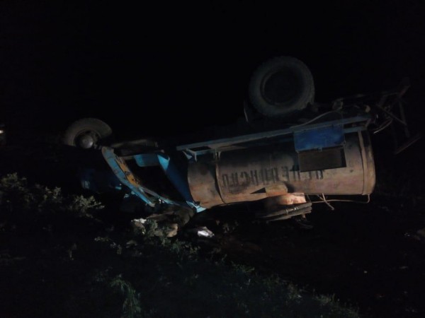 На омской дороге перевернулся бензовоз, водитель погиб