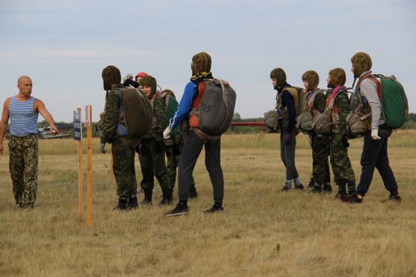 Шаг в неизвестность. День парашютиста отмечают в России