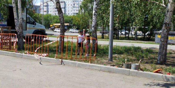 У кинотеатра "Первомайский" ребёнок провалился в лужу метровой глубины