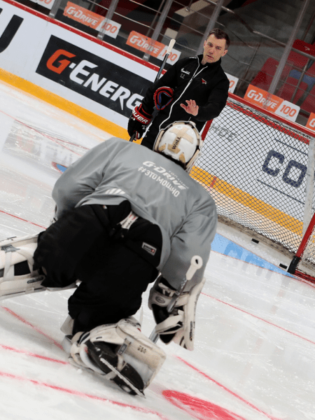 
        ПОДСЛУШАНО: как «Авангард» начал подготовку к сезону (ФОТО+ВИДЕО)
      