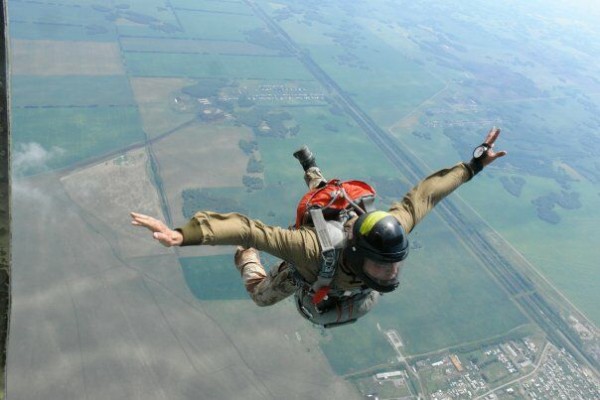 Упасть вверх. Где в Омске совершить прыжок с парашютом