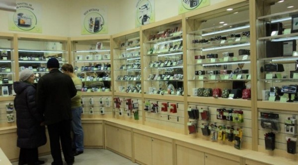 Полиция задержала омичку, которая обсчитала салон сотовой связи на 9800 рублей