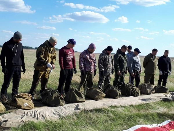 Шаг в неизвестность. День парашютиста отмечают в России