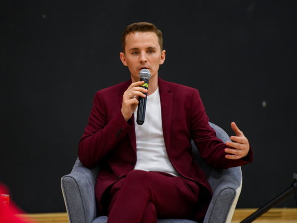 
        «Наша задача — вернуть «Авангард» в Омск к сентябрю 2022 года». Официальное открытие стройки арены (ВИДЕО)
      