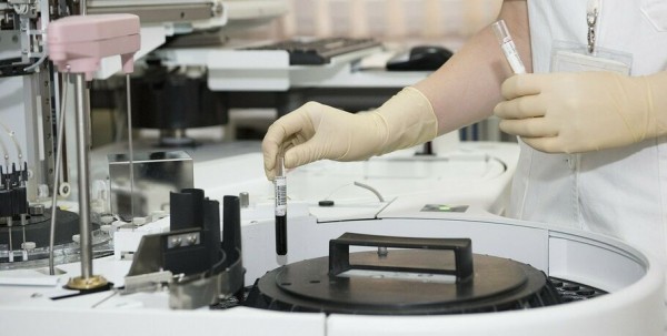 ВОЗ прекратила испытания некоторых лекарств на заражённых COVID-19