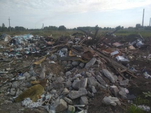 На окраине Омска устроили свалку и вывозят почву