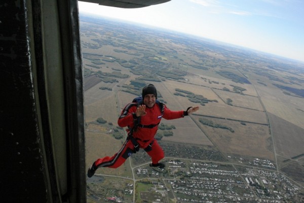 Шаг в неизвестность. День парашютиста отмечают в России