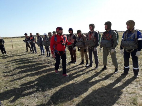 Шаг в неизвестность. День парашютиста отмечают в России