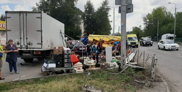 Омский водитель снёс овощную палатку, пострадали 6 человек