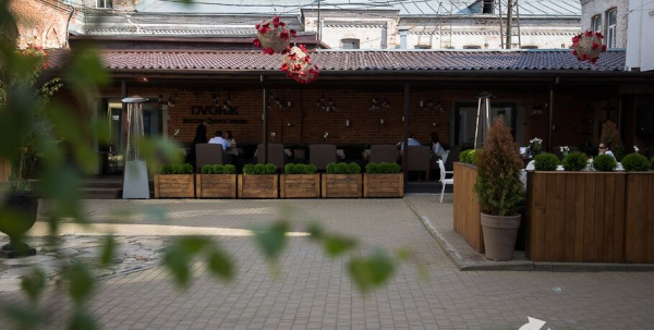 Рестораны будут работать по новым правилам - без чаевых и с дистанционными заказами