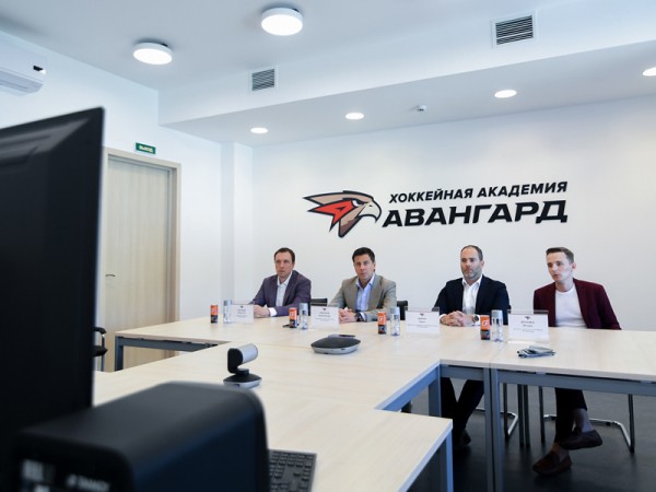 
        «Каждый должен заслужить место в составе первой команды». Пресс-конференция руководства ХК «Авангард»
      